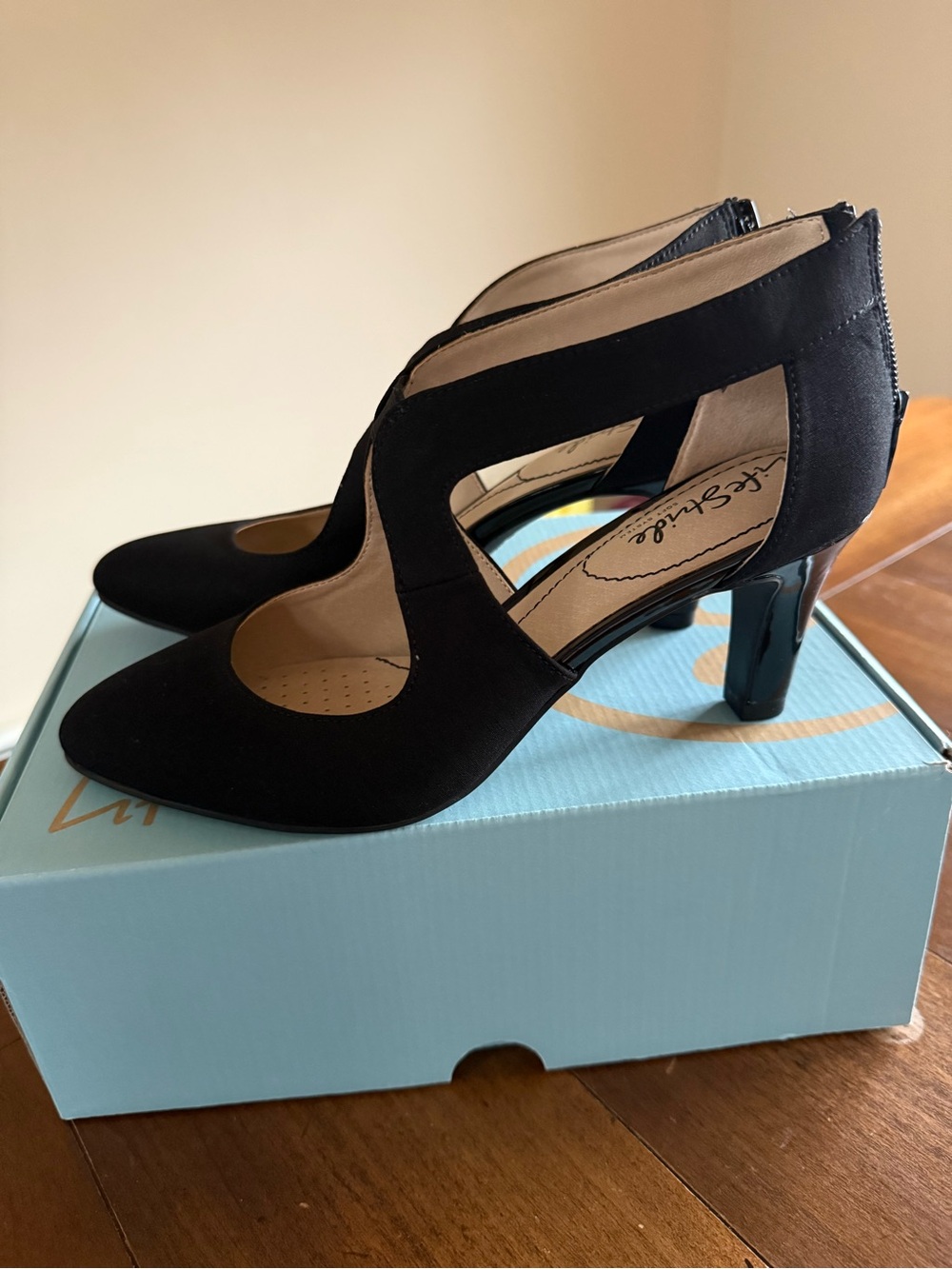Life Stride Black Cutout Pointed-Toe Mid-Heel Pumps